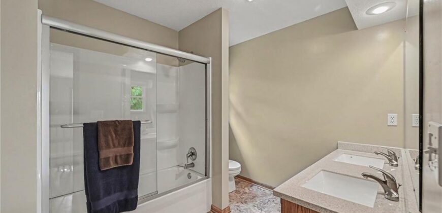 7805 N Rhode Avenue, Kansas City, MO 64152