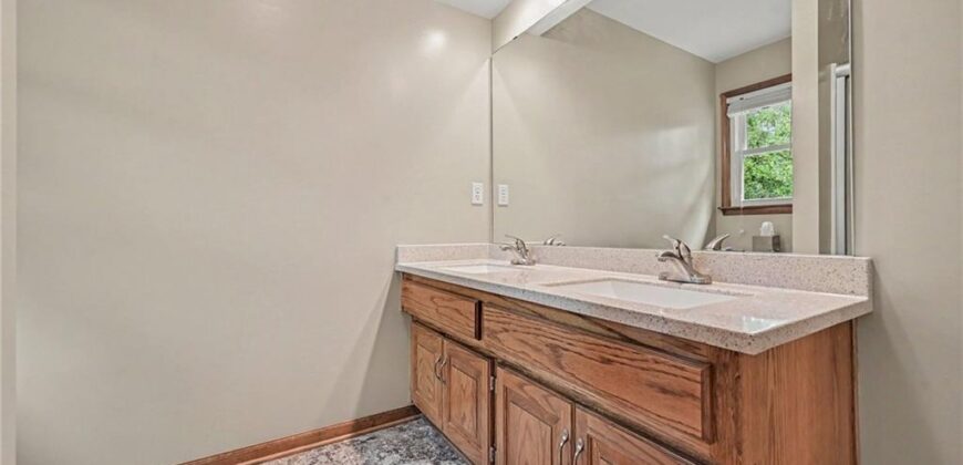 7805 N Rhode Avenue, Kansas City, MO 64152