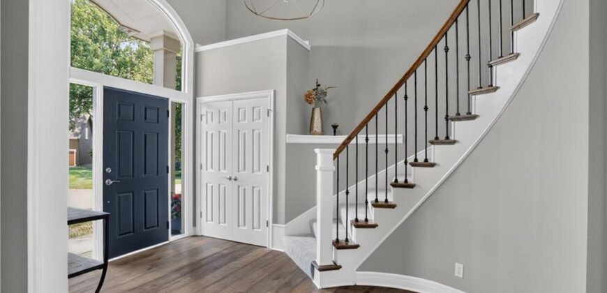 8101 Park View Drive, Parkville, MO 64152