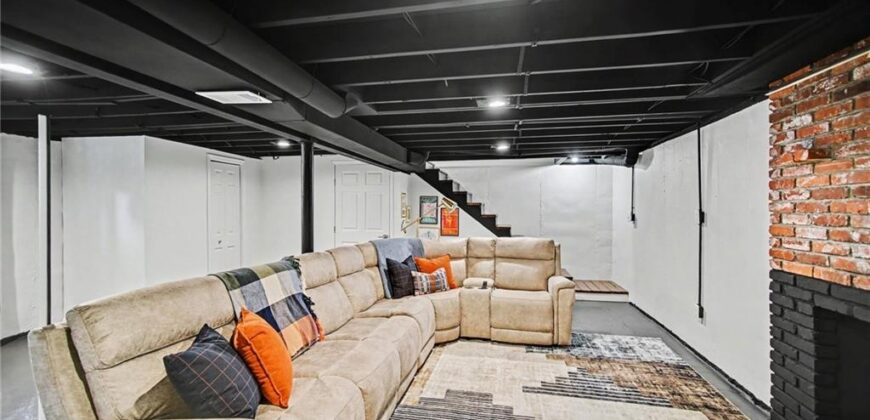 4300 N Holmes Street, Kansas City, MO 64116