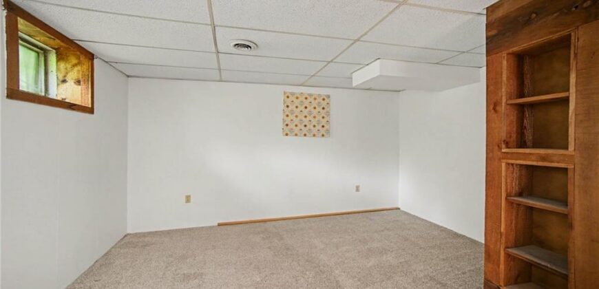 8409 NW Hilltop Road, Parkville, MO 64152