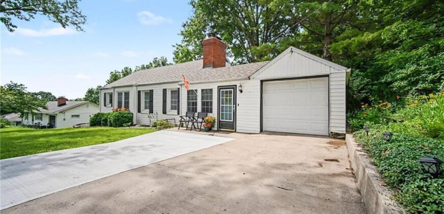 8409 NW Hilltop Road, Parkville, MO 64152