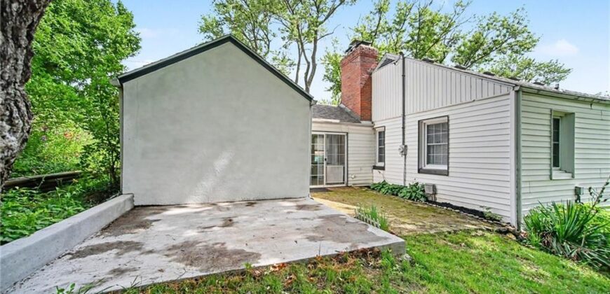 8409 NW Hilltop Road, Parkville, MO 64152
