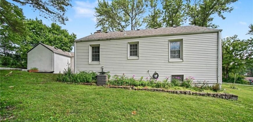 8409 NW Hilltop Road, Parkville, MO 64152