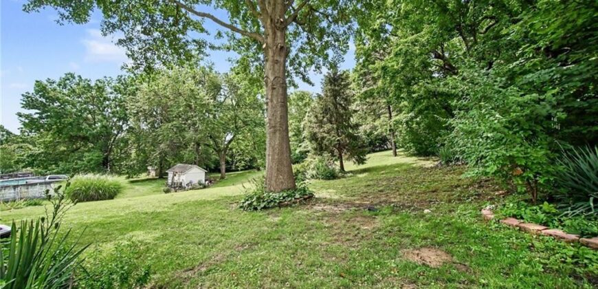 8409 NW Hilltop Road, Parkville, MO 64152