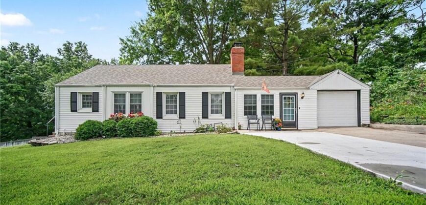8409 NW Hilltop Road, Parkville, MO 64152