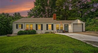8409 NW Hilltop Road, Parkville, MO 64152