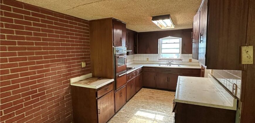 6303 N Broadway Street, Kansas City, MO 64118
