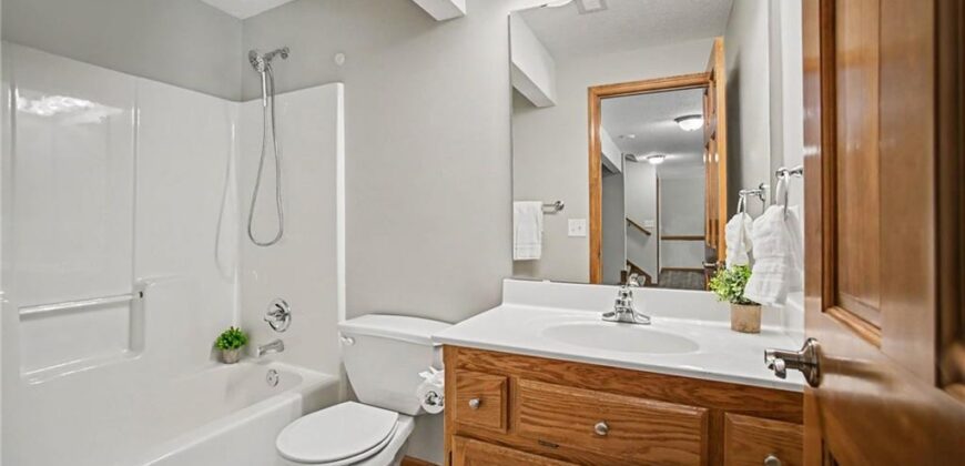 2004 NE 196th Place, Smithville, MO 64089