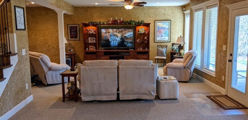 7825 N Kirkwood Avenue, Kansas City, MO 64151