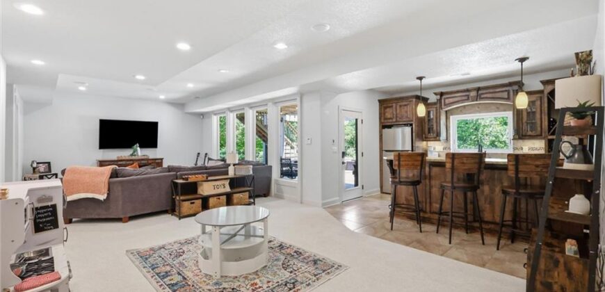 7821 N Kirkwood Avenue, Kansas City, MO 64151