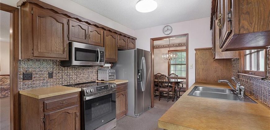 10305 NW Meadow Lane Circle, Kansas City, MO 64152