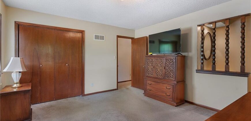 10305 NW Meadow Lane Circle, Kansas City, MO 64152