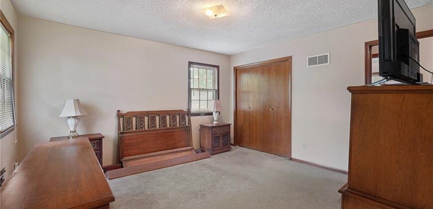 10305 NW Meadow Lane Circle, Kansas City, MO 64152