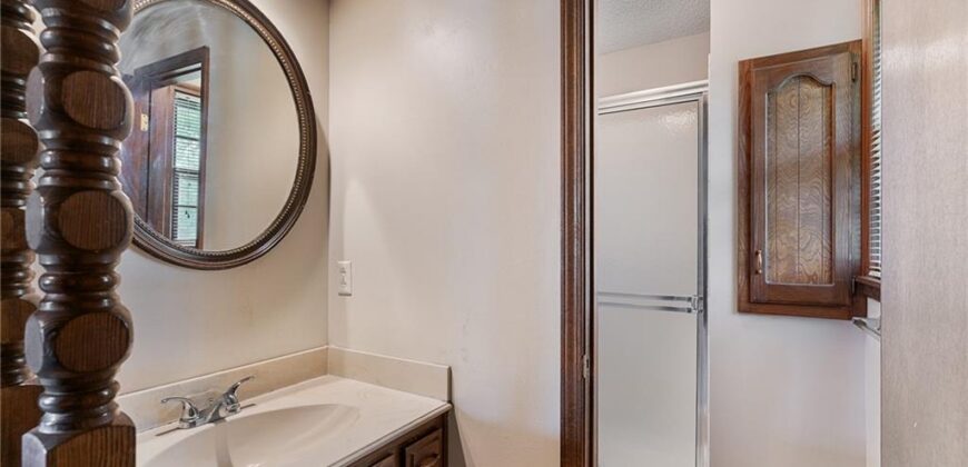 10305 NW Meadow Lane Circle, Kansas City, MO 64152
