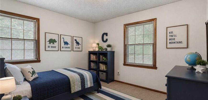 10305 NW Meadow Lane Circle, Kansas City, MO 64152