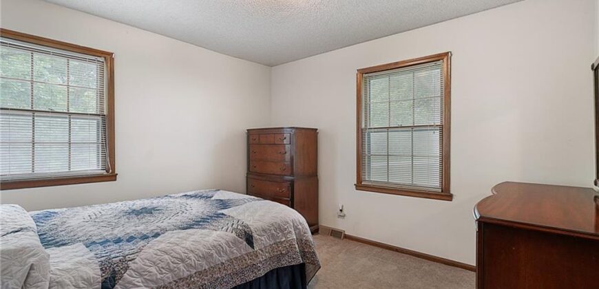 10305 NW Meadow Lane Circle, Kansas City, MO 64152