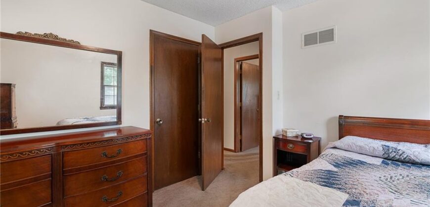10305 NW Meadow Lane Circle, Kansas City, MO 64152