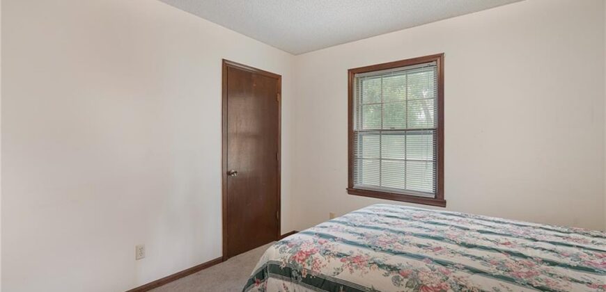 10305 NW Meadow Lane Circle, Kansas City, MO 64152