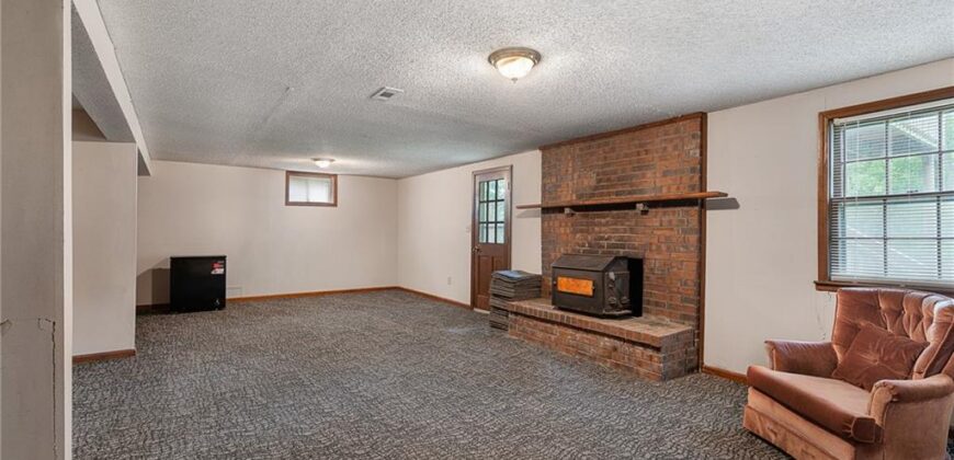 10305 NW Meadow Lane Circle, Kansas City, MO 64152