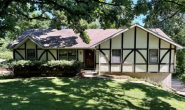 10305 NW Meadow Lane Circle, Kansas City, MO 64152