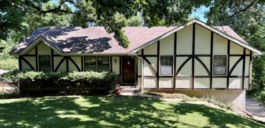 10305 NW Meadow Lane Circle, Kansas City, MO 64152