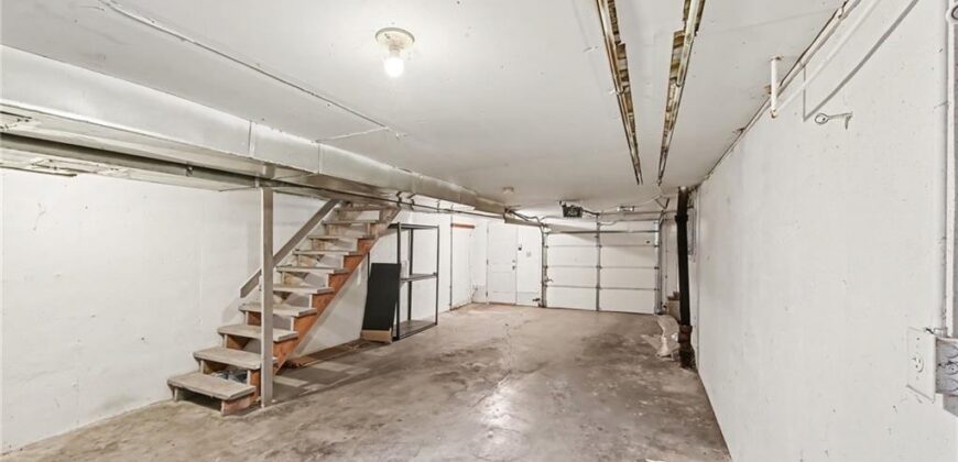 7104 NW Chapel Woods Lane, Kansas City, MO 64152