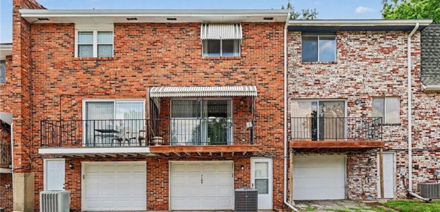 7104 NW Chapel Woods Lane, Kansas City, MO 64152