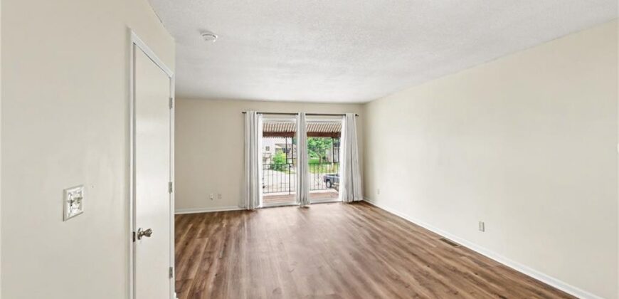7104 NW Chapel Woods Lane, Kansas City, MO 64152