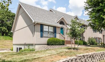 112 Stonebridge Lane, Smithville, MO 64089