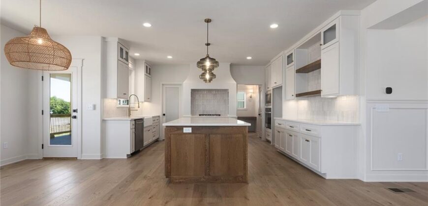 5518 NW Thousand Oaks Drive, Parkville, MO 64152