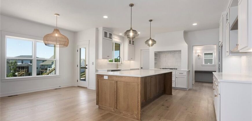 5518 NW Thousand Oaks Drive, Parkville, MO 64152