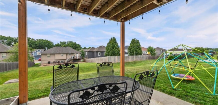 9600 N Lenox Place, Kansas City, MO 64154
