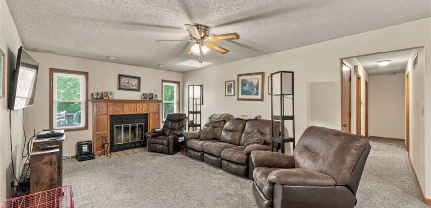 402 E 16th Street Circle, Kearney, MO 64060