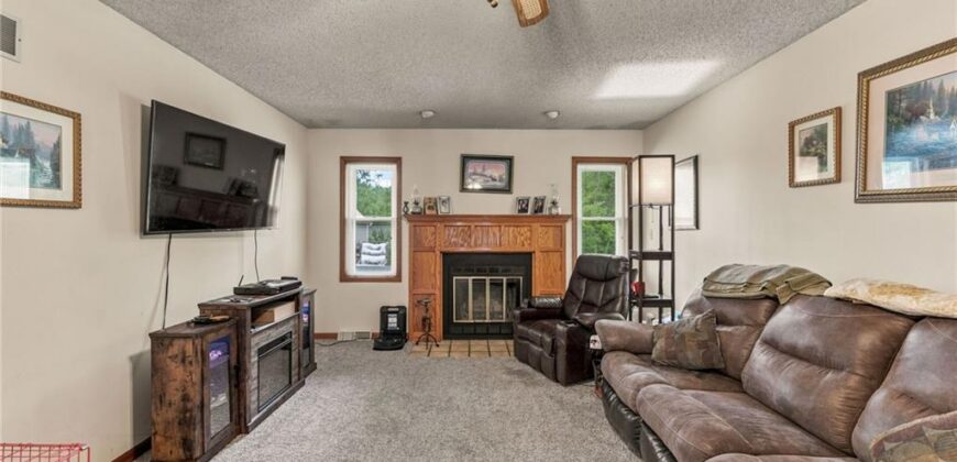402 E 16th Street Circle, Kearney, MO 64060