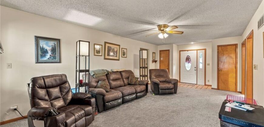 402 E 16th Street Circle, Kearney, MO 64060