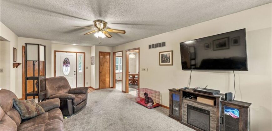 402 E 16th Street Circle, Kearney, MO 64060