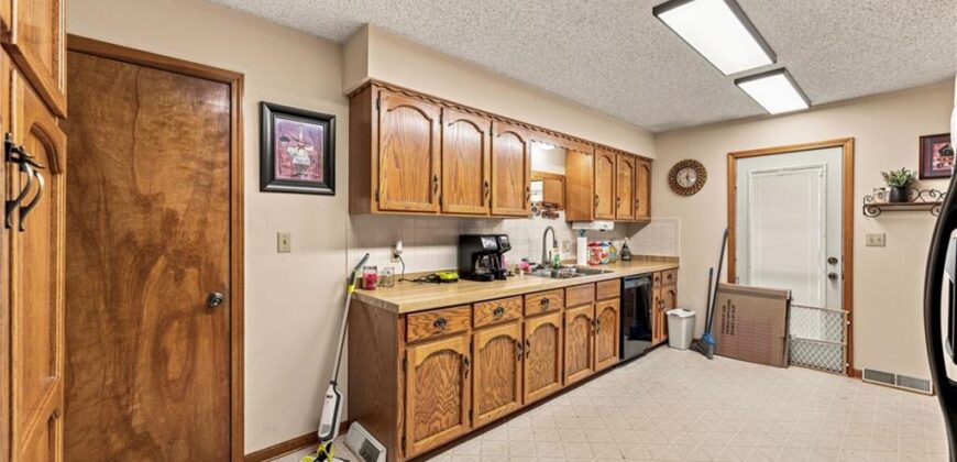 402 E 16th Street Circle, Kearney, MO 64060