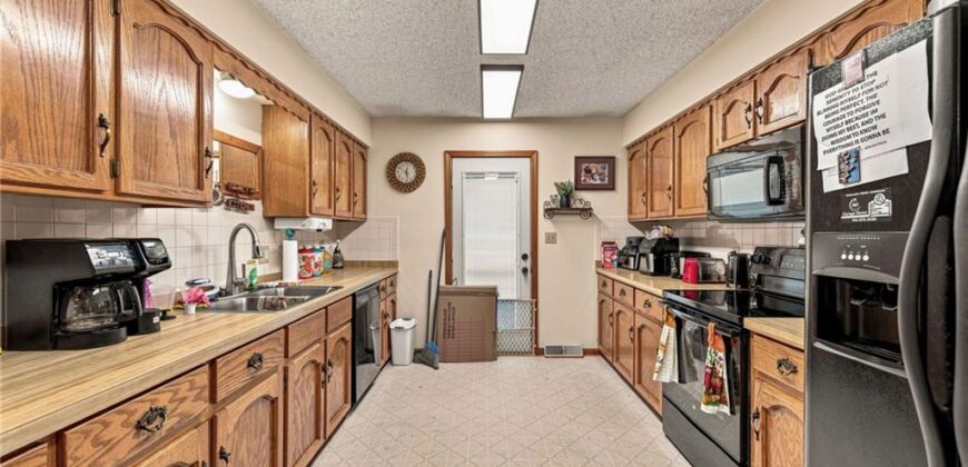 402 E 16th Street Circle, Kearney, MO 64060