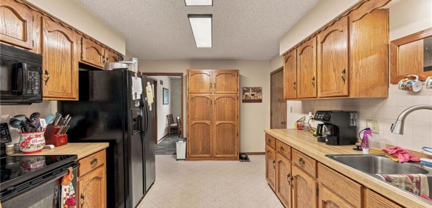 402 E 16th Street Circle, Kearney, MO 64060