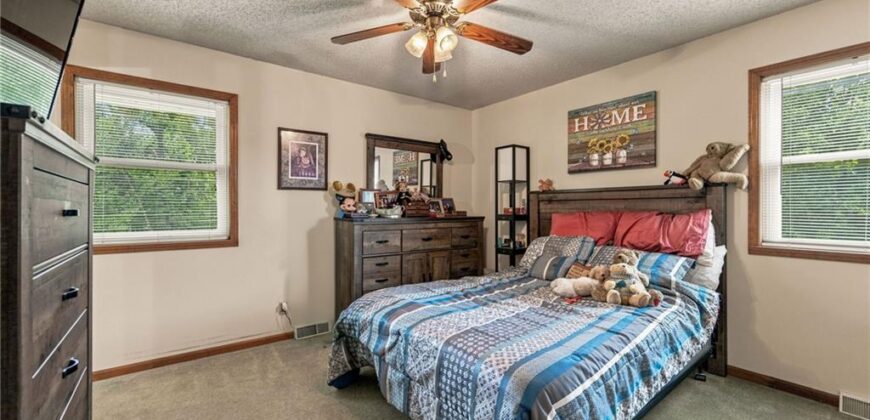 402 E 16th Street Circle, Kearney, MO 64060