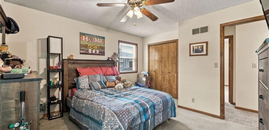 402 E 16th Street Circle, Kearney, MO 64060