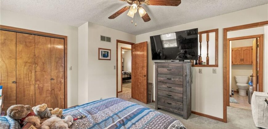 402 E 16th Street Circle, Kearney, MO 64060