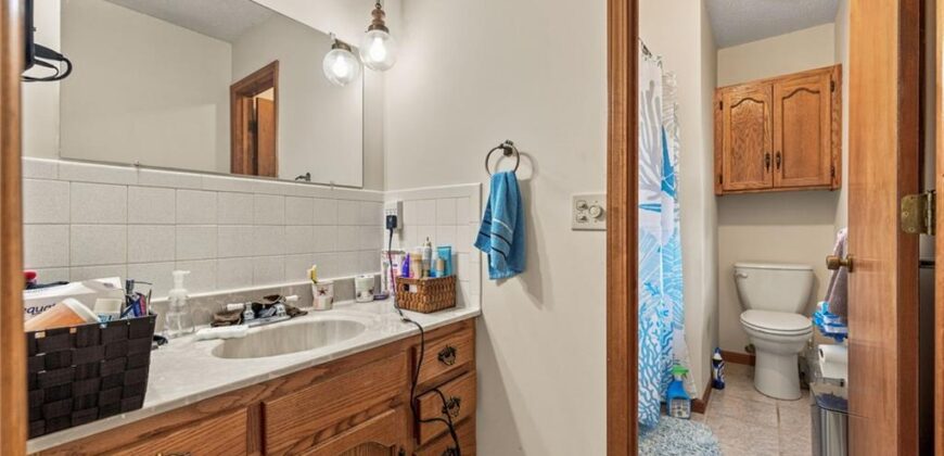 402 E 16th Street Circle, Kearney, MO 64060