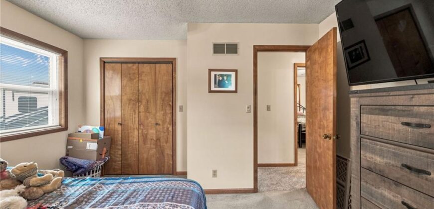 402 E 16th Street Circle, Kearney, MO 64060