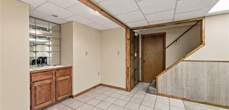 402 E 16th Street Circle, Kearney, MO 64060