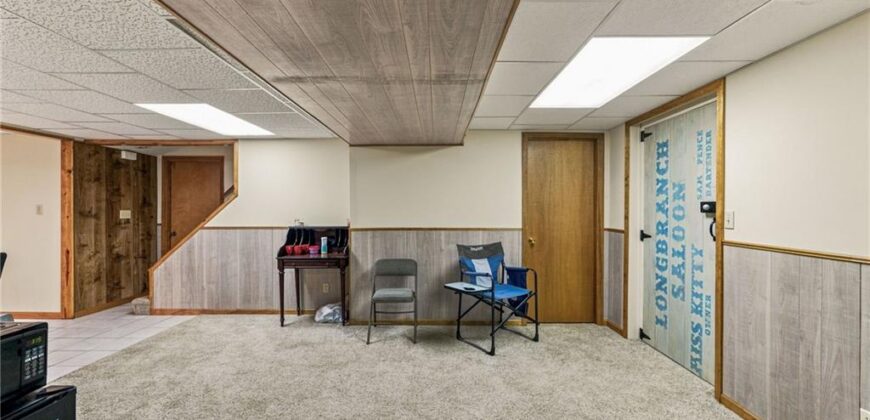 402 E 16th Street Circle, Kearney, MO 64060