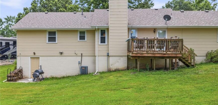 402 E 16th Street Circle, Kearney, MO 64060