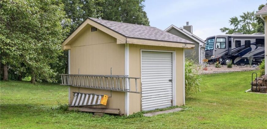 402 E 16th Street Circle, Kearney, MO 64060
