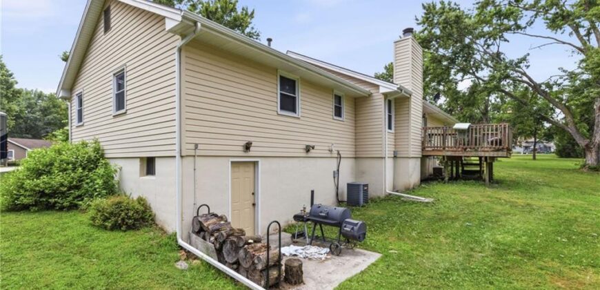 402 E 16th Street Circle, Kearney, MO 64060